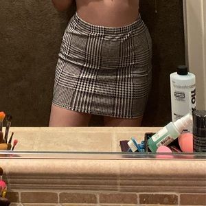 Forever 21 black and white patterned skirt